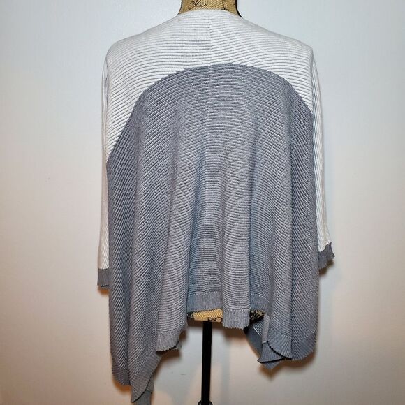 Lululemon It All Lines Up Poncho - Picture 11 of 15